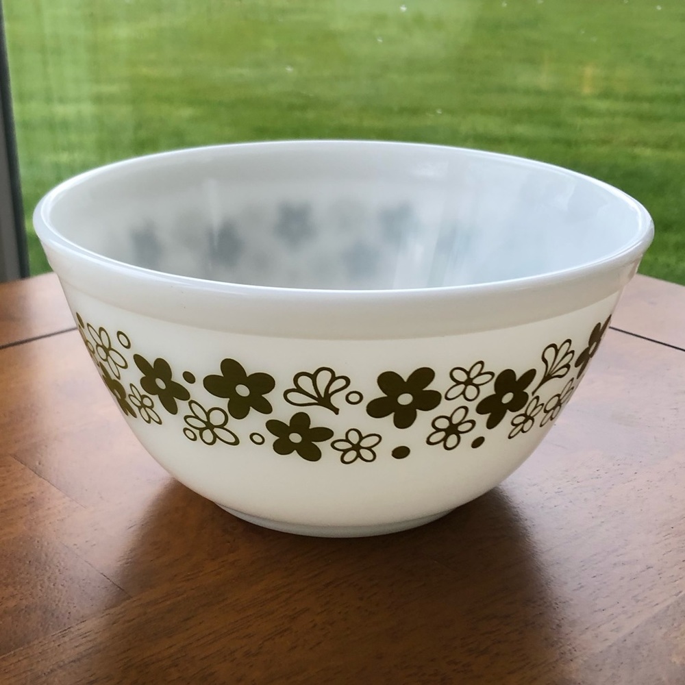 Pyrex Crazy Daisy 402 mixing bowl